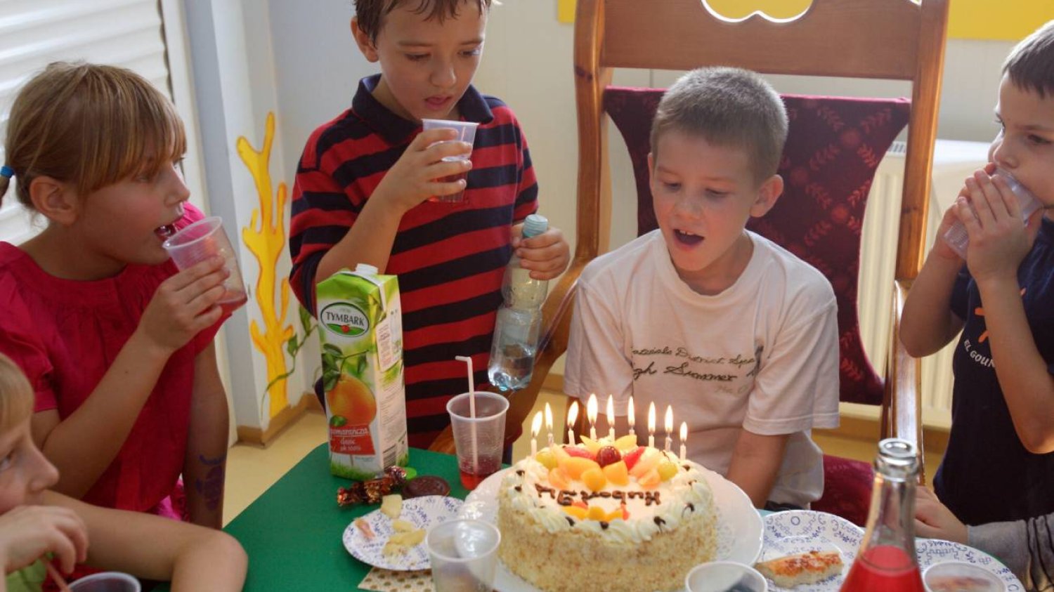 Dzieci świętują urodziny kolegi pod koniec lat 90. Dzieci świętują urodziny kolegi pod koniec lat 90.