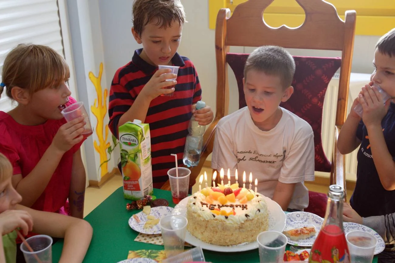 Dzieci świętują urodziny kolegi pod koniec lat 90.