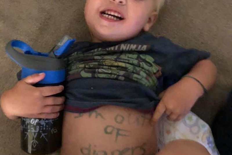 Czy w taki sposób opiekunka powinna zawiadamiać mamę o braku pieluch?