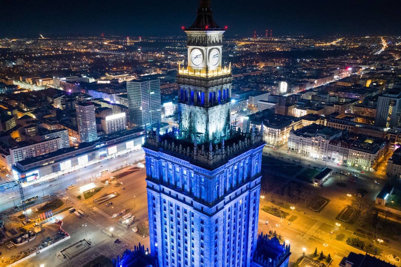 Pałac Kultury i Nauki w Warszawie oświetlony na niebiesko