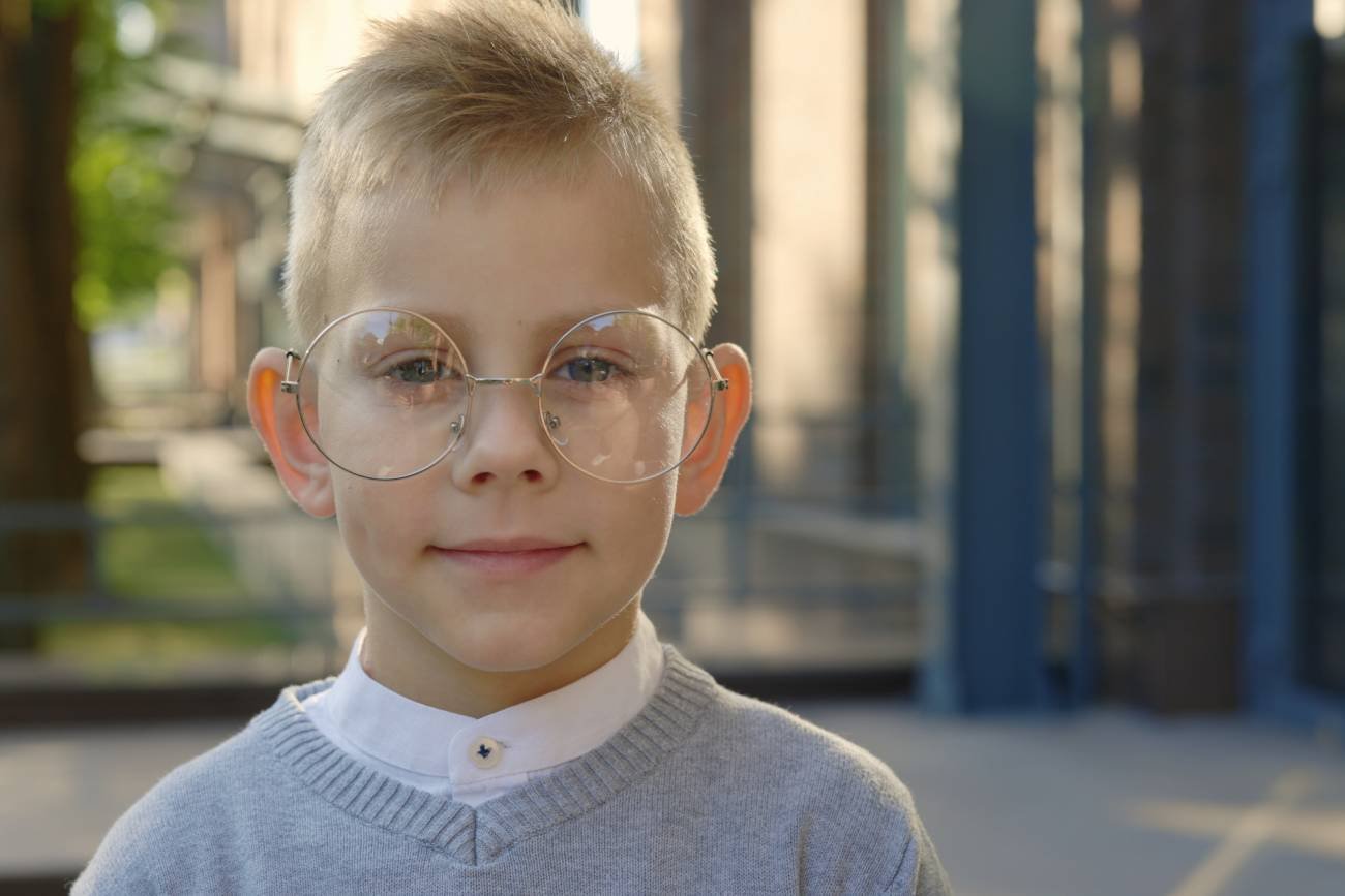 Dziecko w okularach wcale nie musi siedzieć w pierwszej ławce. Ekspertka apeluje do nauczycieli