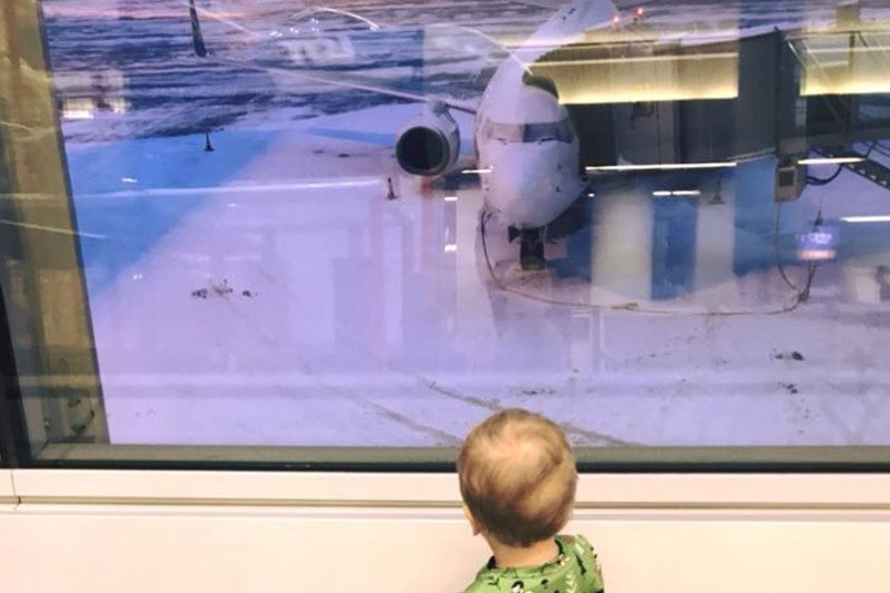 Jak traktowana jest matka z dziećmi na warszawskim lotnisku? Beata Sadowska opisuje scenę z Okęcia.