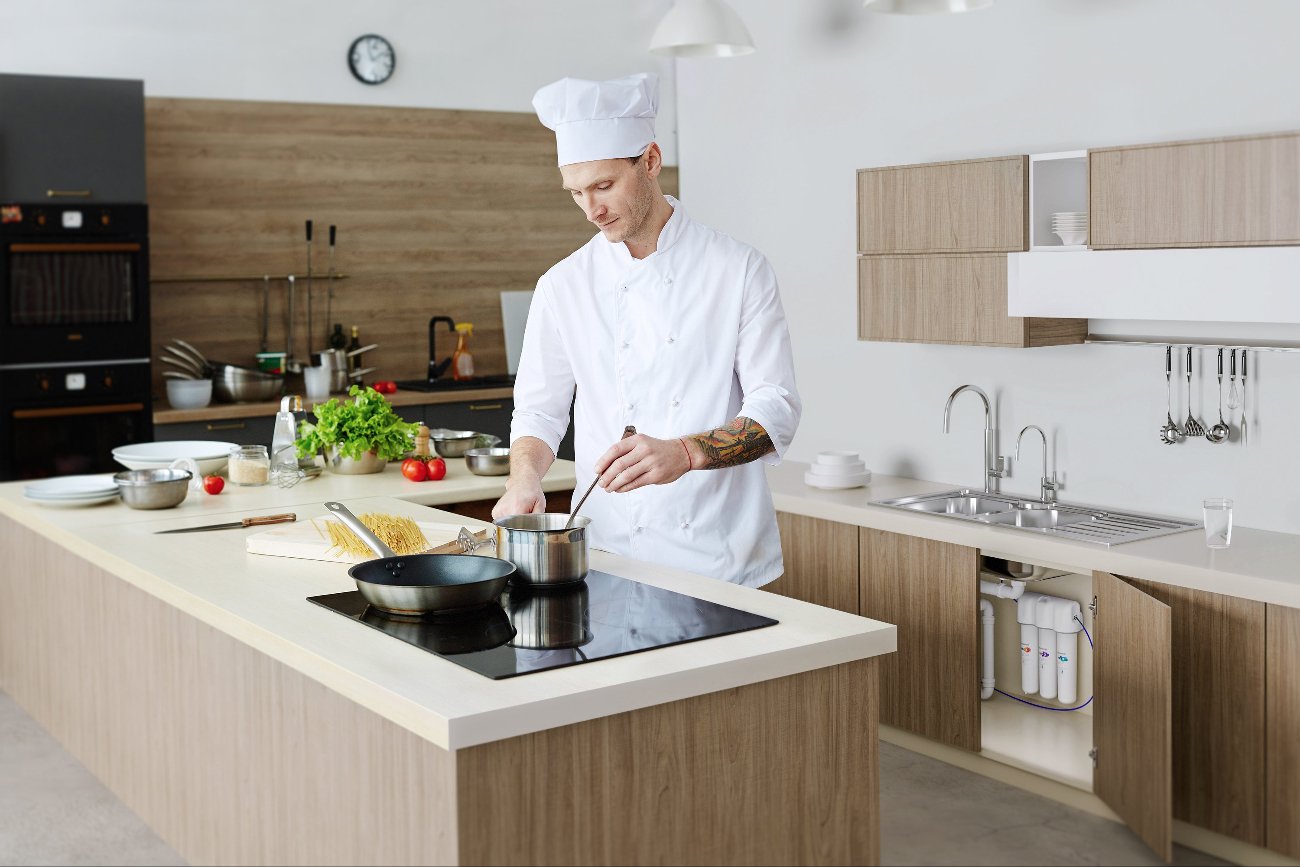 Twarda woda pogarsza smak potraw i niszczy urządzenia w kuchni. Można się jej pozbyć, korzystając z najnowszych systemów kuchennych AQUAPHOR. Inwestycję w filtry podzlewozmywakowe warto rozważyć jeszcze przed Świętami lub Nowym Rokiem.