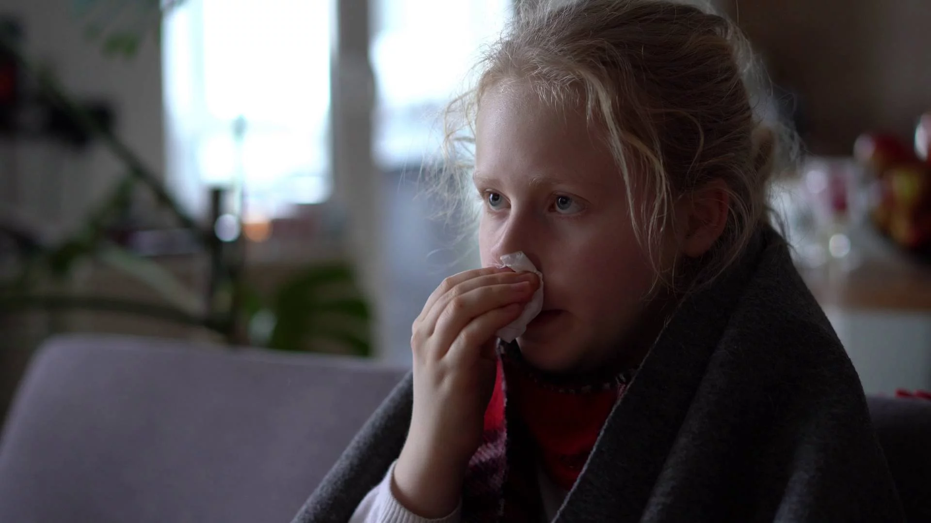 chora dziewczynka wyciera nos chusteczką