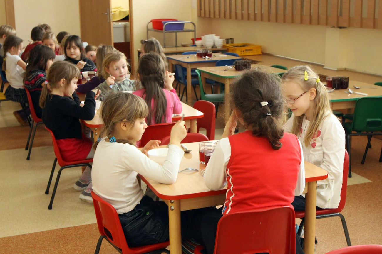 Decyzja KE wpłynie na menu stołówek w szkołach i przedszkolach. Część produktów będzie zakazana.