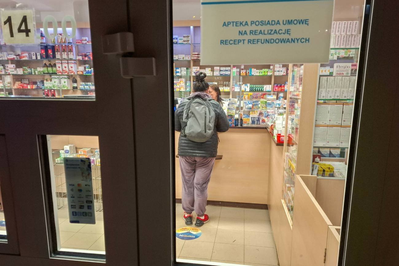 Kobieta robi zakupy w aptece. Kobieta robi zakupy w aptece.