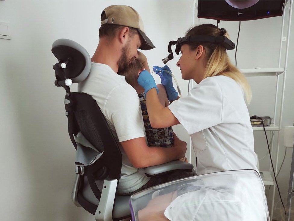 Usuwanie czopa woskowinowego z ucha dziecka.