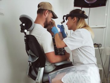 Usuwanie czopa woskowinowego z ucha dziecka.