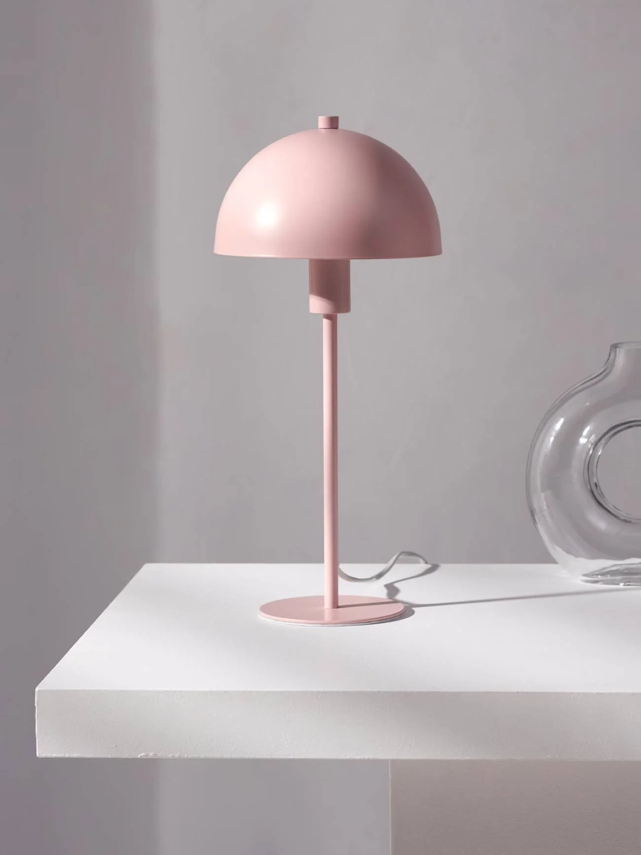 Lampa grzybek przypominająca designerski produkt.