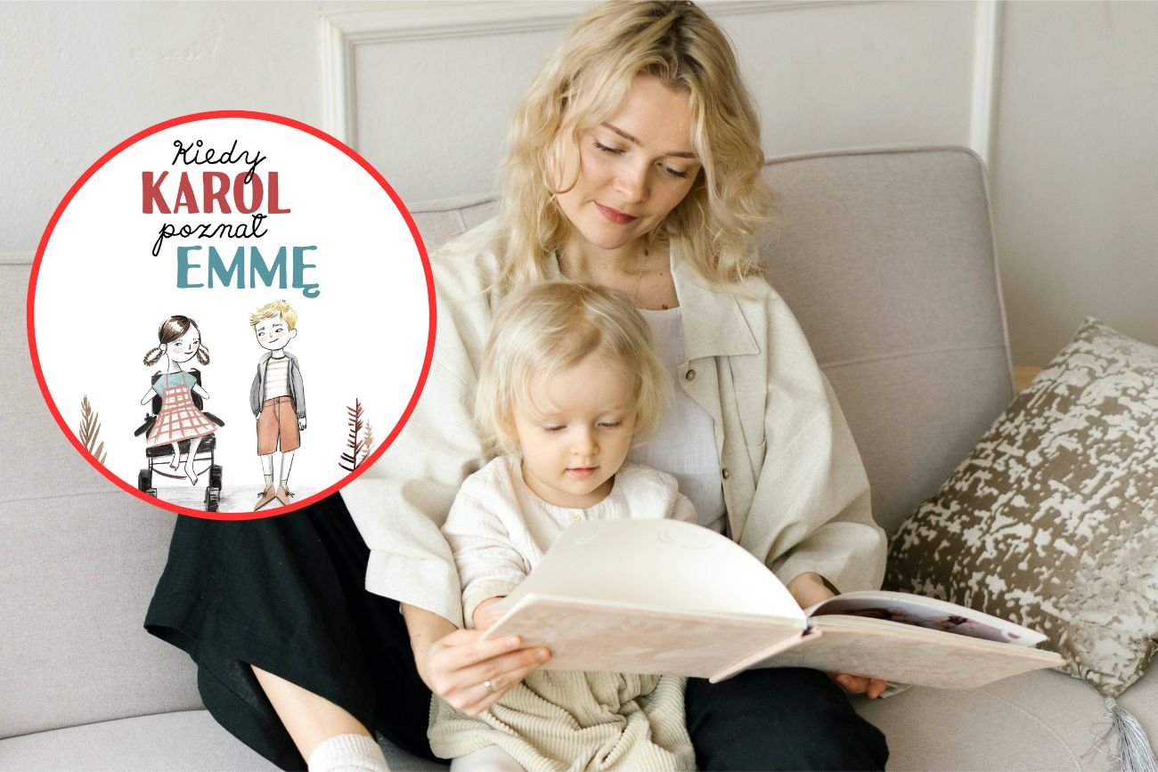 Mama z dzieckiem czyta książkę.