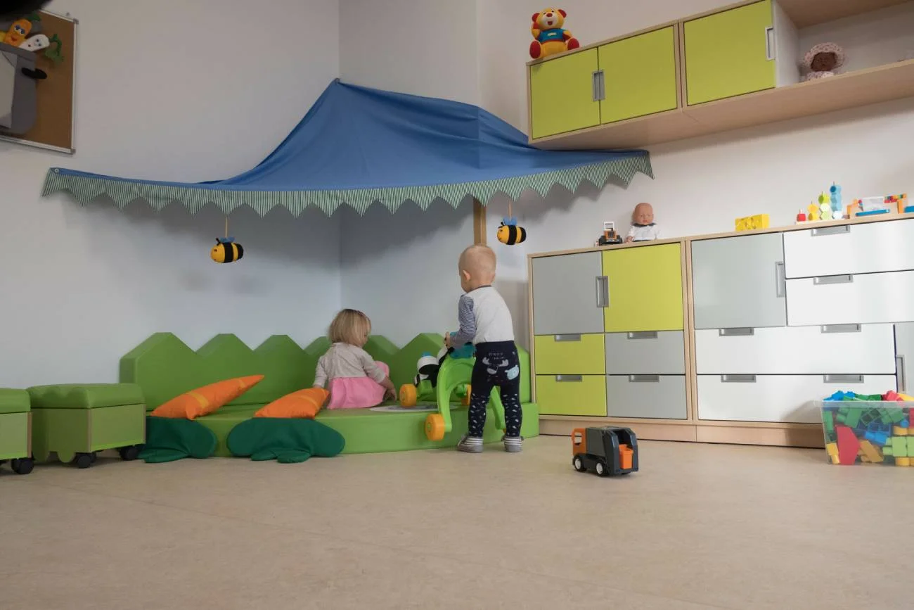 Dzieci bawią się w żłobku, gdzie jest dziecko, które gryzie rówieśników.