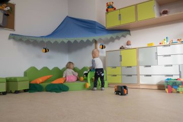 Dzieci bawią się w żłobku, gdzie jest dziecko, które gryzie rówieśników.
