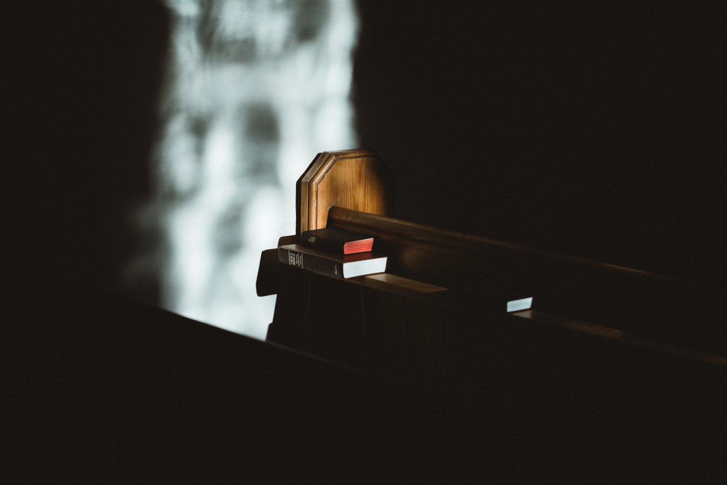 Na zdjęciu: Ławka kościelna z Biblią.