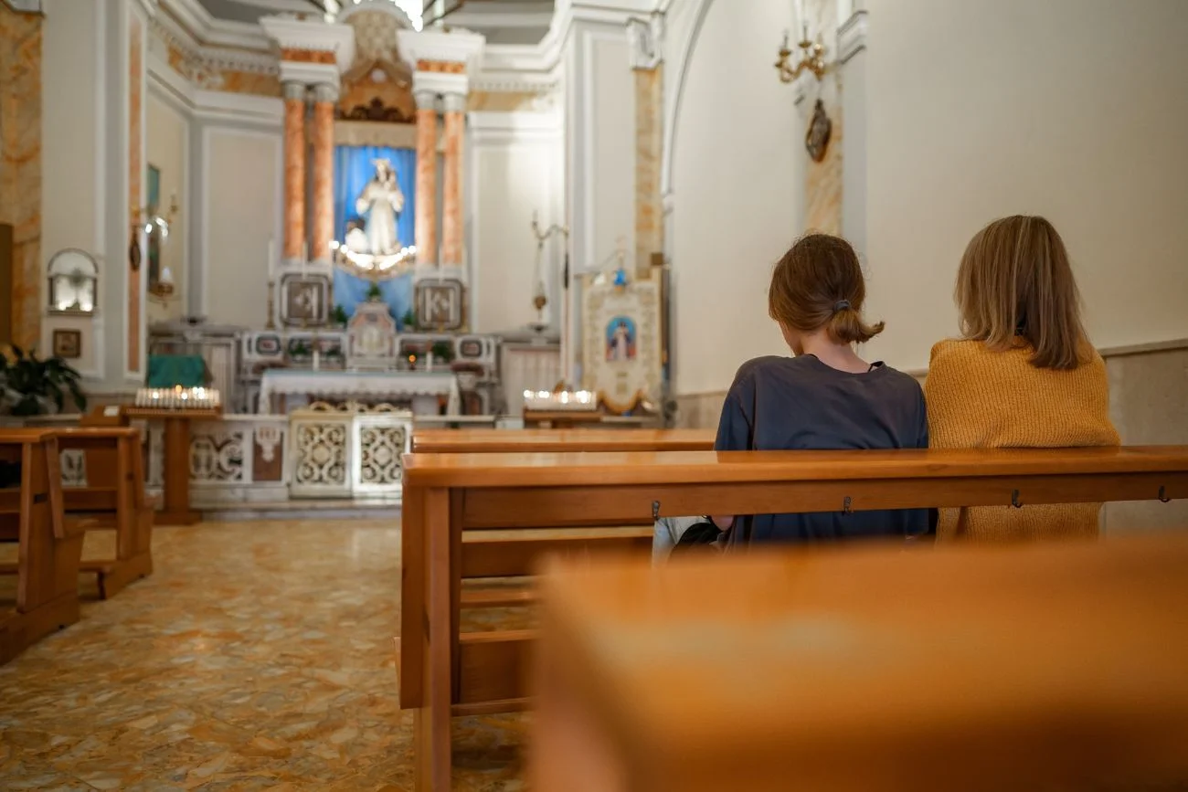nastolatki w kościele podczas rekolekcji