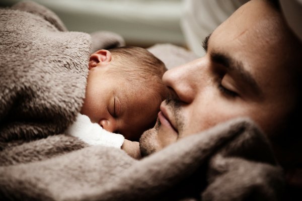 Fot. Pixabay / [url=https://pixabay.com/pl/kochanie-dziecko-%C5%82adny-tata-daddy-22194/]PublicDomainPictures[/url]/[url=https://pixabay.com/pl/service/terms/#usage]CC0 Public Domain[/url]