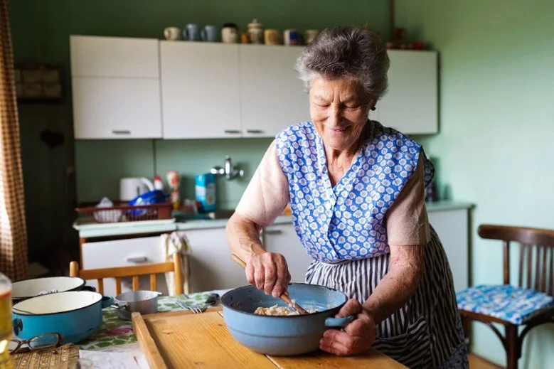 Pani Marysia z Warszawy szuka rodziny, której będzie mogła gotować (zdjęcie ilustracyjne)