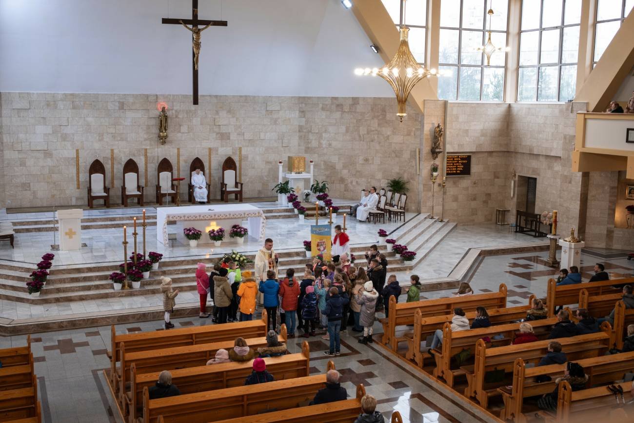 Msza w kościele z udziałem dzieci. Msza w kościele z udziałem dzieci.