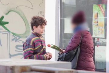 Niektórzy przechodnie chętnie kupowali chłopcu jedzenie, inni byli dla niego opryskliwi i nieuprzejmi