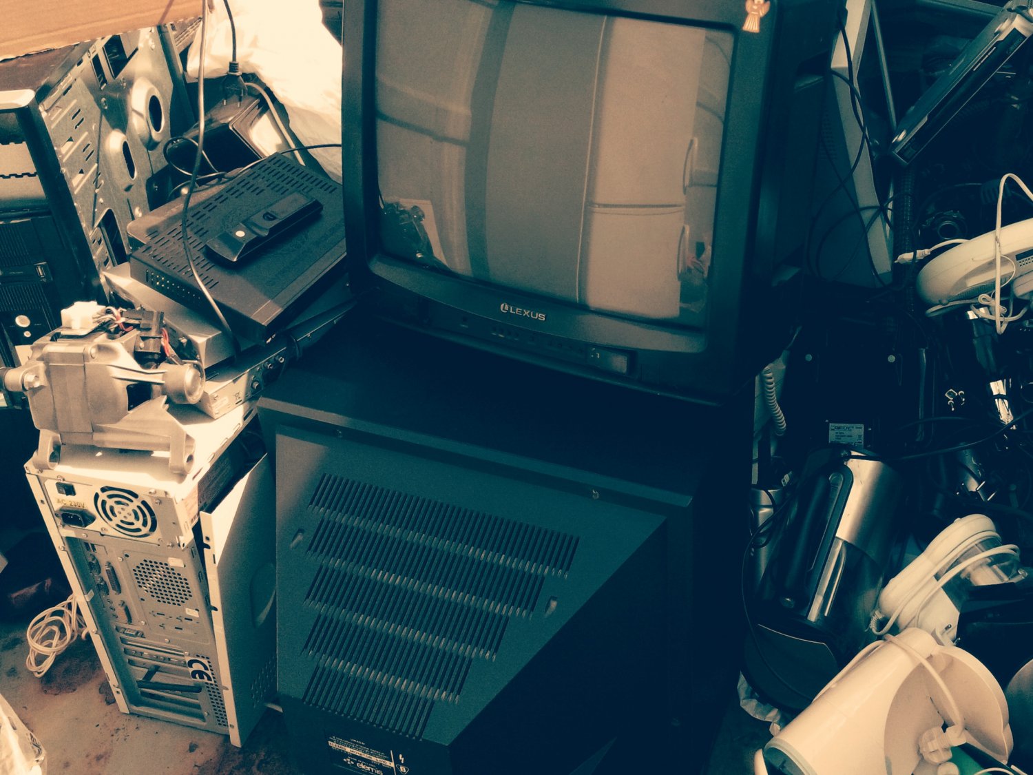 Co roku w Europie przybywa ponad 10 milionów ton elektroodpadów. I chociaż w tych śmieciach czają się cenne surowce, żeby coś z nich wyciągnąć, najpierw trzeba je wyciągnąć z domów zbieraczy, zapominalskich i nieświadomych.