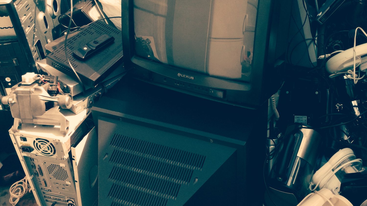 Co roku w Europie przybywa ponad 10 milionów ton elektroodpadów. I chociaż w tych śmieciach czają się cenne surowce, żeby coś z nich wyciągnąć, najpierw trzeba je wyciągnąć z domów zbieraczy, zapominalskich i nieświadomych.