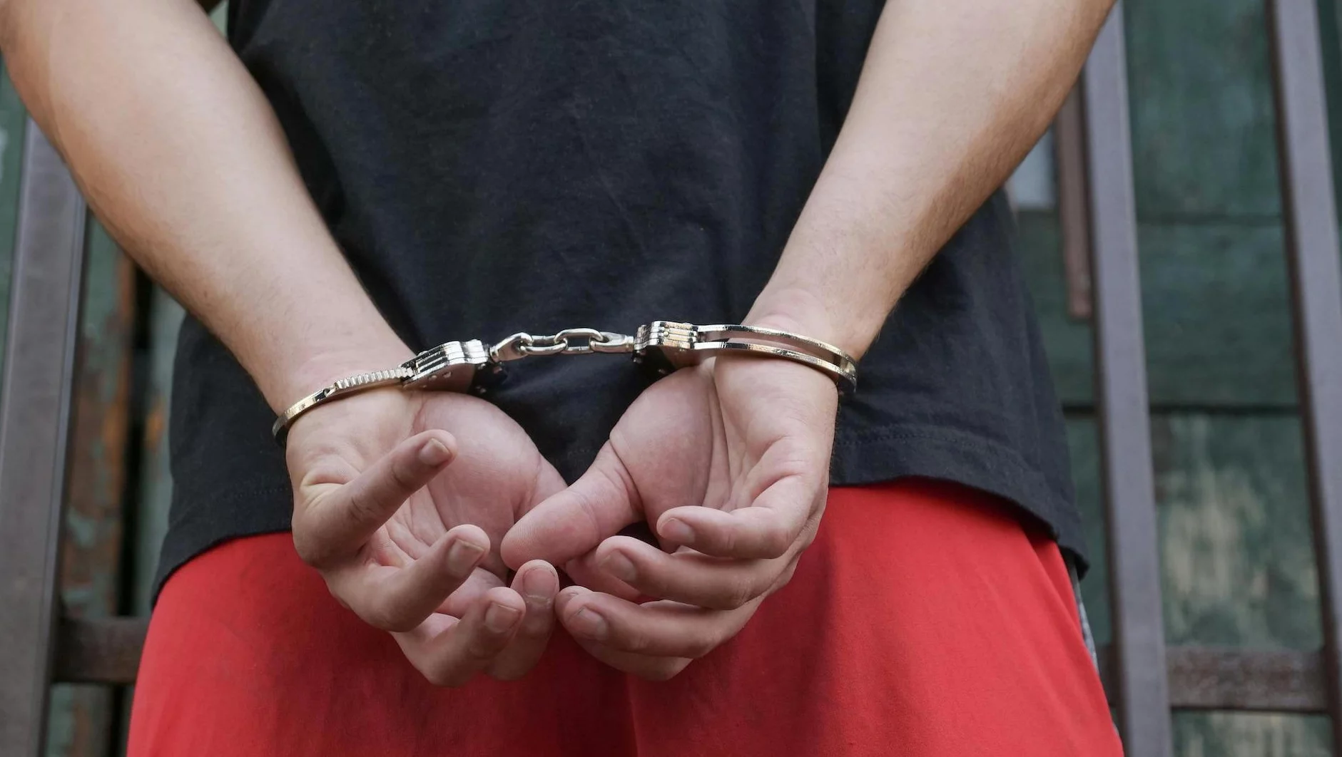 19-latek podejrzany o znęcanie się nad swoją rodziną. W czasie zatrzymania znieważył policjanta