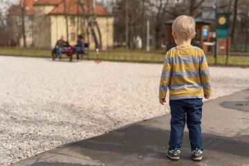 czterolatek na placu zabaw