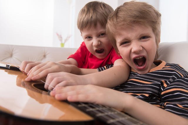 Dzieci, które słuchają muzyki częściej się uśmiechają i są wrażliwsze na bodźce dźwiękowe.