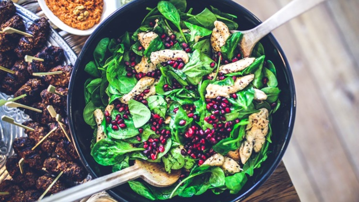 Fot. Pexels / [url=https://www.pexels.com/photo/spinach-chicken-pomegranate-salad-5938/]kaboompics.com[/url] / [url=https://www.pexels.com/photo-license/]CC0 License[/url]