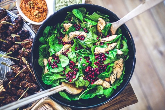 Fot. Pexels / [url=https://www.pexels.com/photo/spinach-chicken-pomegranate-salad-5938/]kaboompics.com[/url] / [url=https://www.pexels.com/photo-license/]CC0 License[/url]