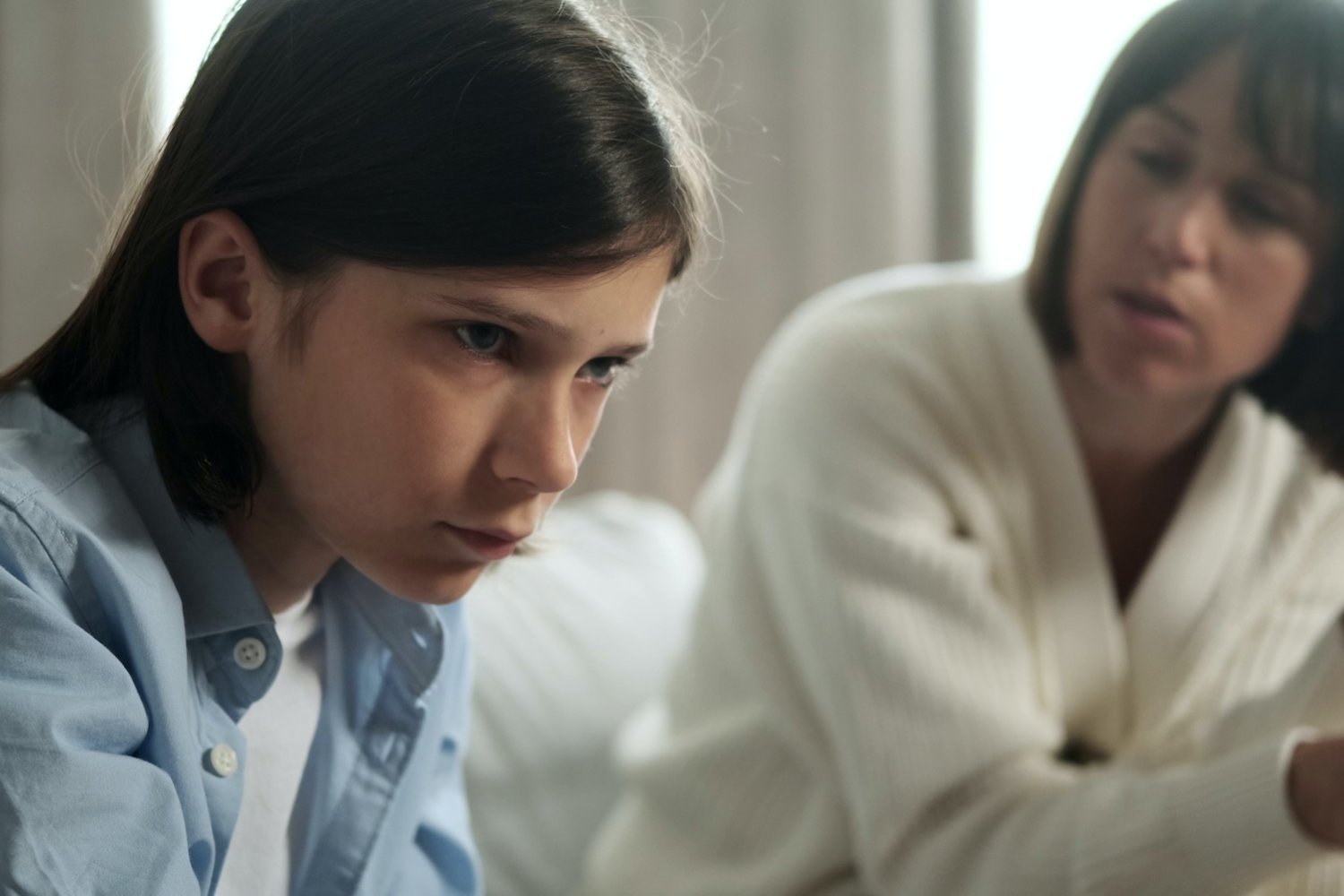 Na zdjęciu widać mamę z synem – mama jest zdenerwowana, syn zasmucony