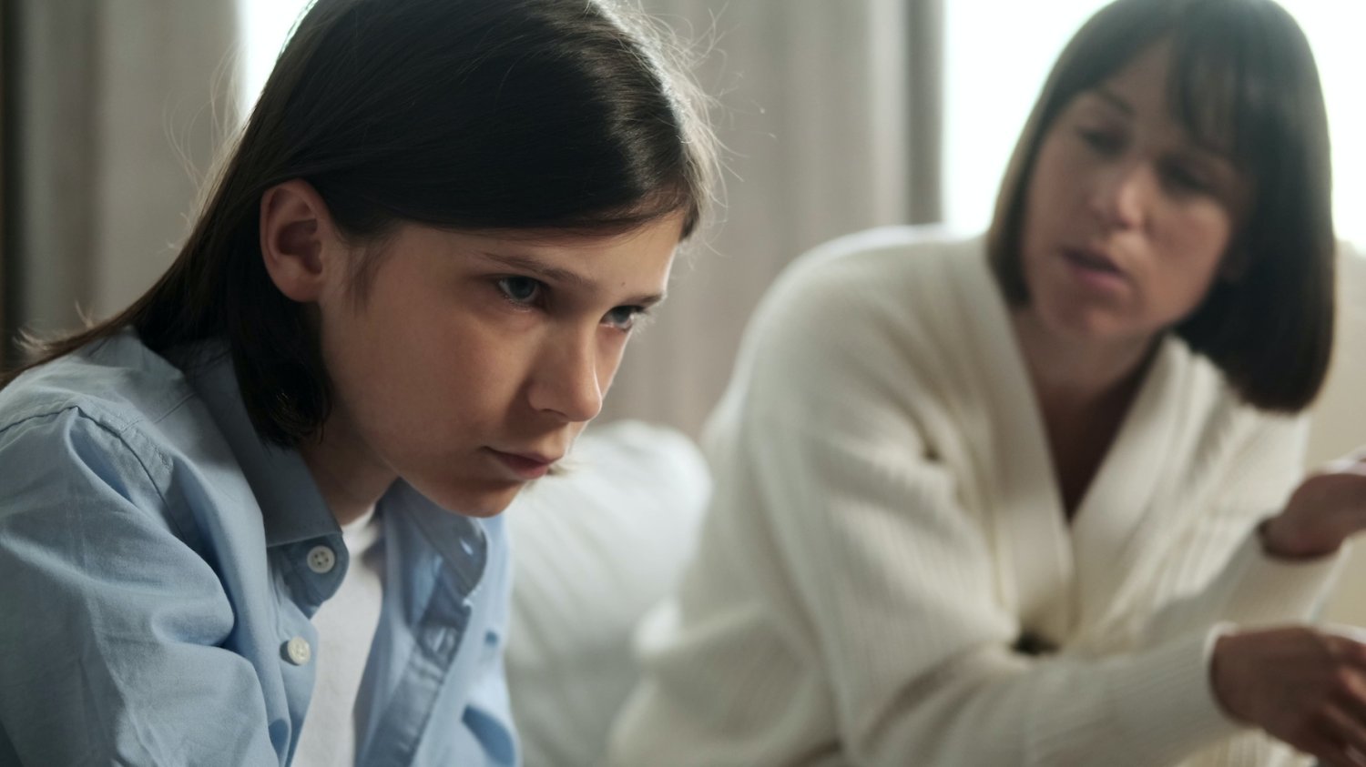 Korepetycje nie pomagają dziecku – co może być przyczyną? Na zdjęciu widać mamę z synem – mama jest zdenerwowana, syn zasmucony