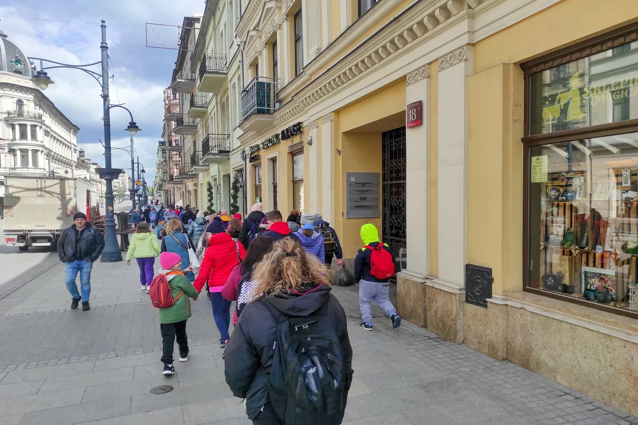 Dziewczynka wróciła ze szkolnej wycieczki zapłakana.
