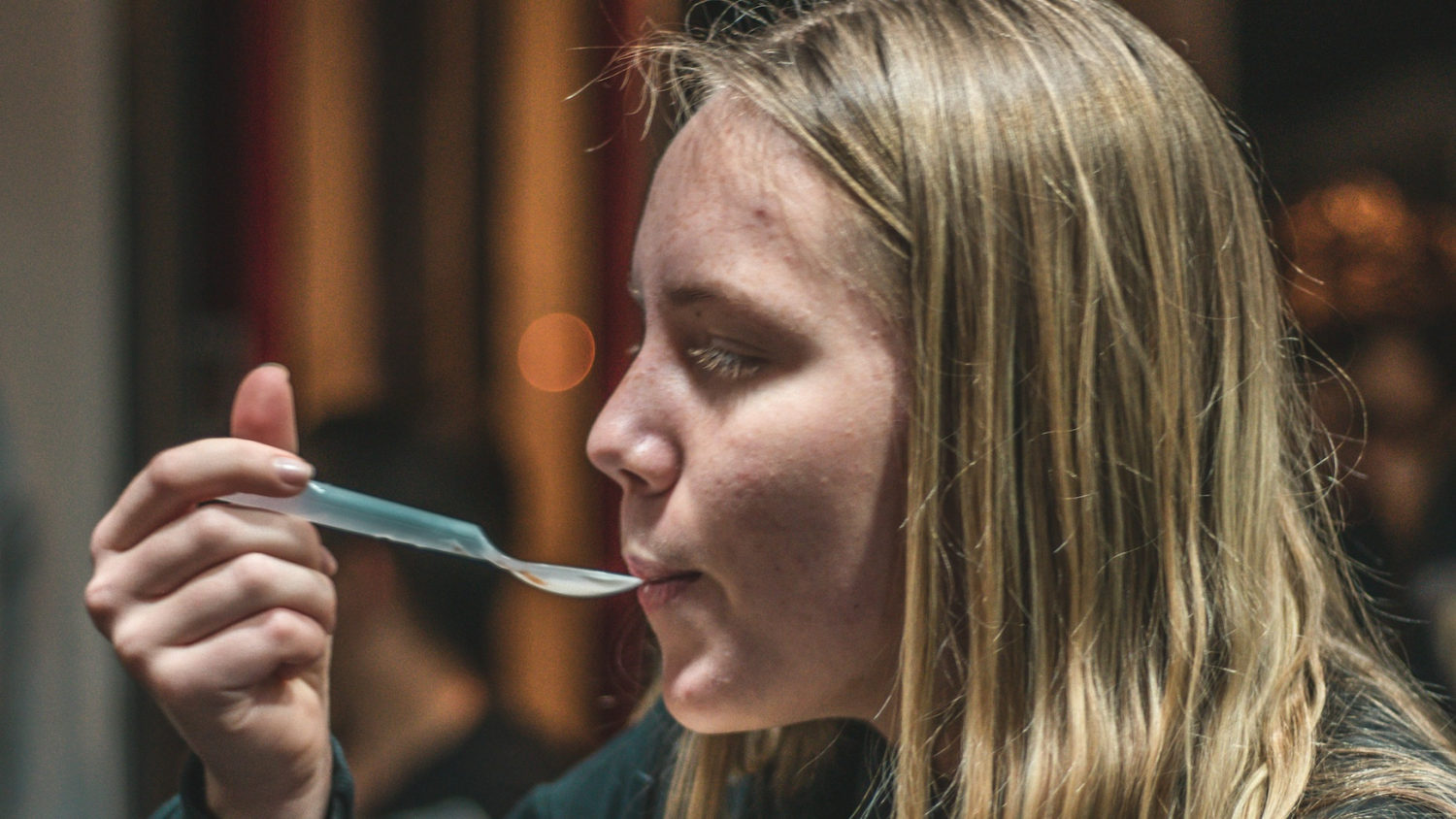 Mniej mięsa, smażonego i cukru. Ministerstwo Zdrowia wprowadza zmiany w szkolnych obiadach