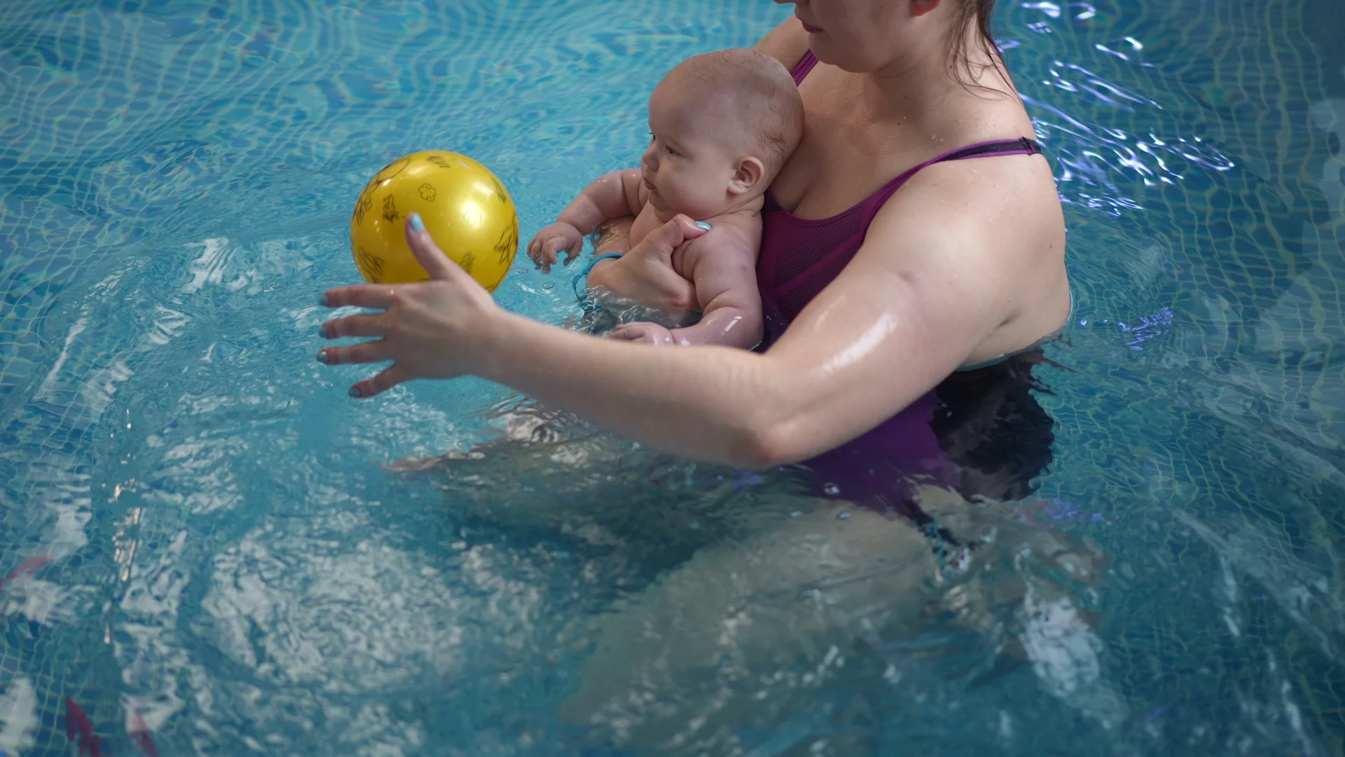 kobieta z dzieckiem w basenie