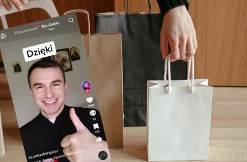 ksiądz z prezentem od dzieci