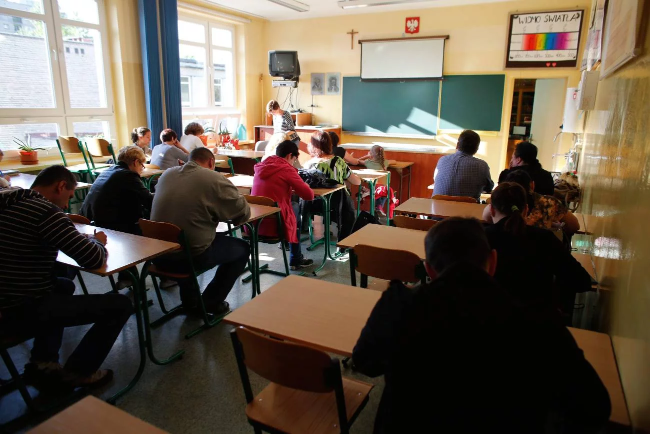 zebranie rodziców w klasie lekcyjnej