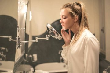 Trądzik na policzkach? Winny może być telefon
