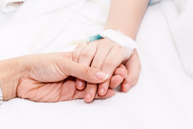 Walkę o szpitalne łóżko dla rodzica może rozwiązać ubezpieczyciel. Coraz więcej towarzystw ubezpieczeniowych oferuje rodzicom sfinansowanie noclegu w szpitalu, w którym hospitalizowane jest ich dziecko