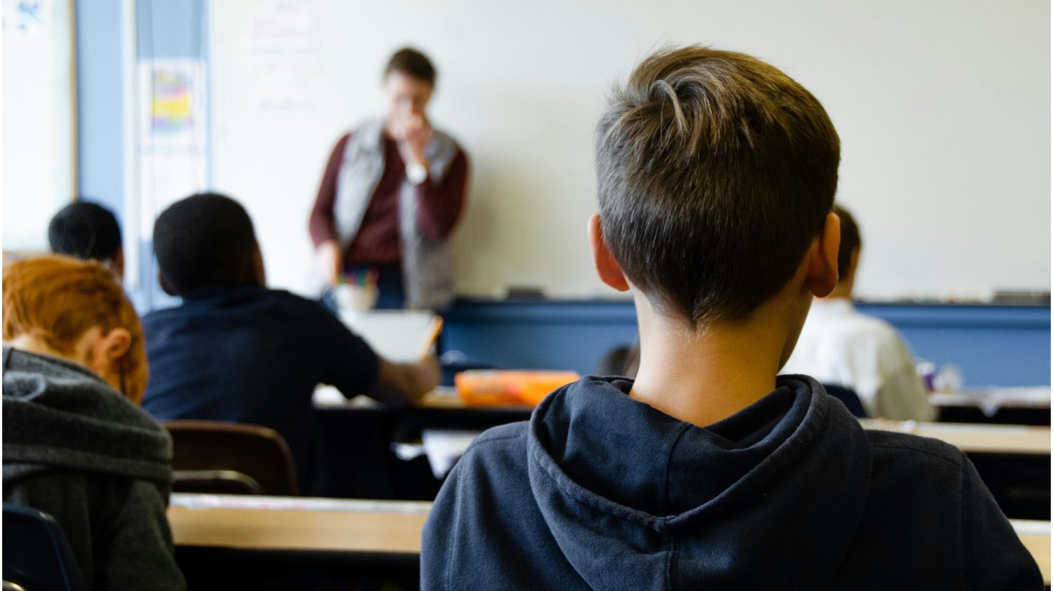 Polacy wskazali największe porażki w szkolnictwie. Czego społeczeństwo oczekuje od MEN. Na zdjęciu sala szkolna podczas zajęć.