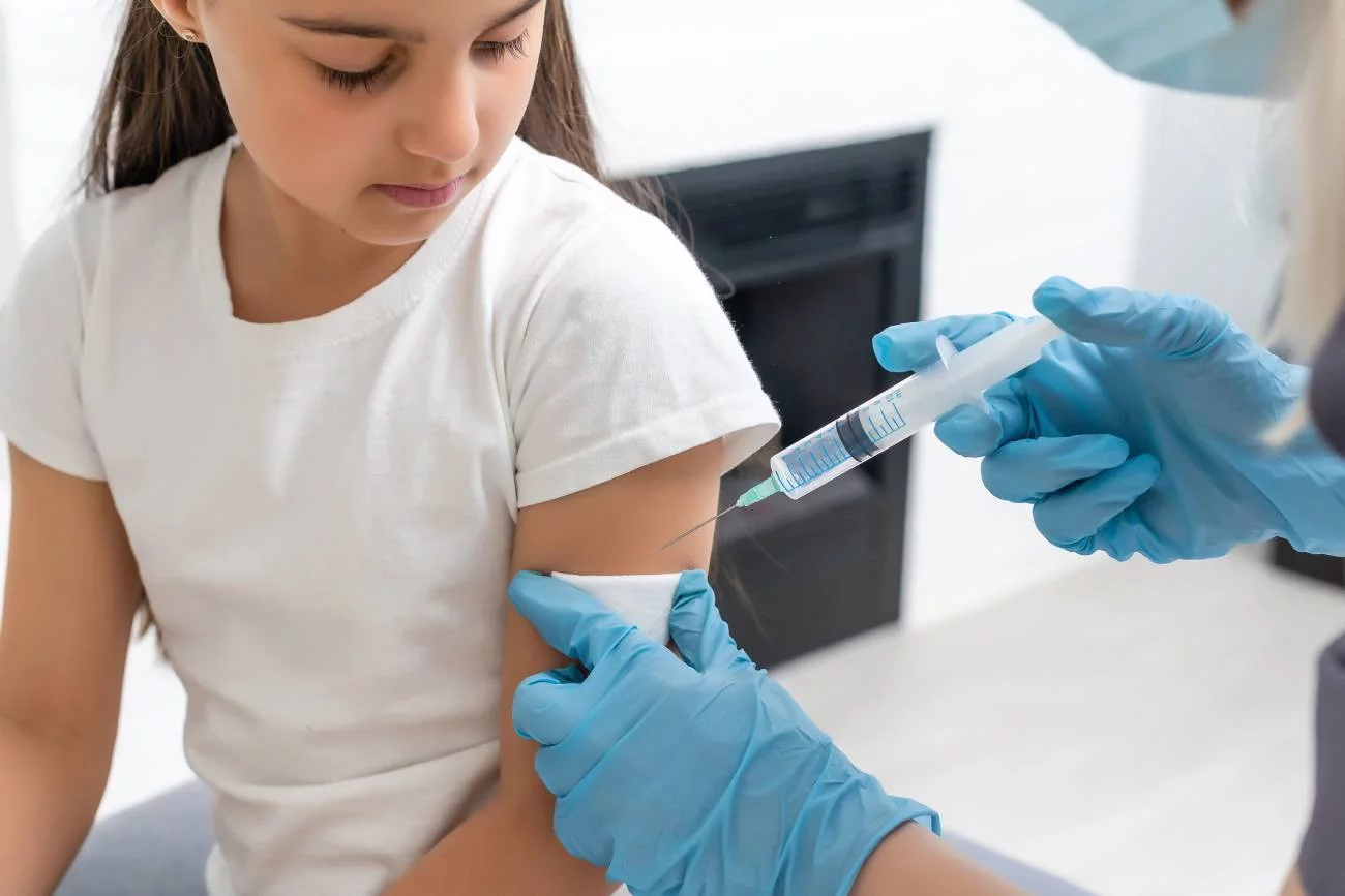 Dziewczynka podczas szczepienia przeciw HPV.