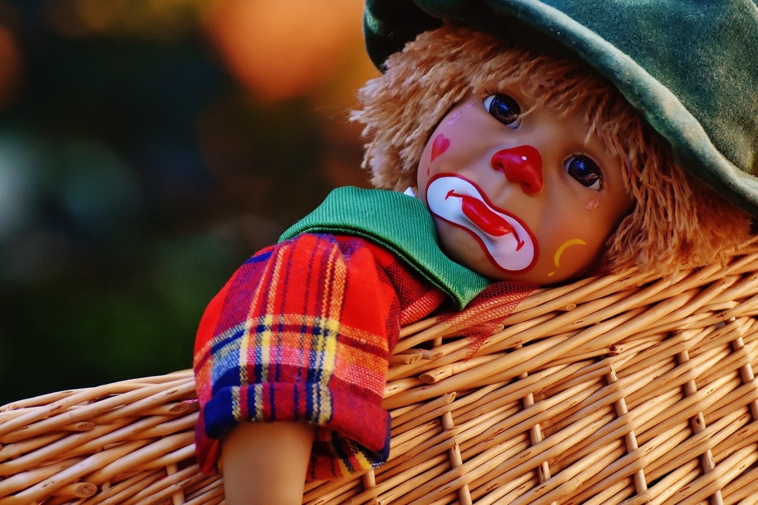 zabawa w pogrzeb, dzieco bawi się w zabijanie, urządza pogrzeb zabawkom