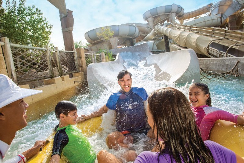 W sezonie letnim w Dubaju, co może wydawać się zaskakujące turystom z Europy, liczne obiekty takie jak parki wodne oferują turystom zniżki na swoje usługi rozrywkowe