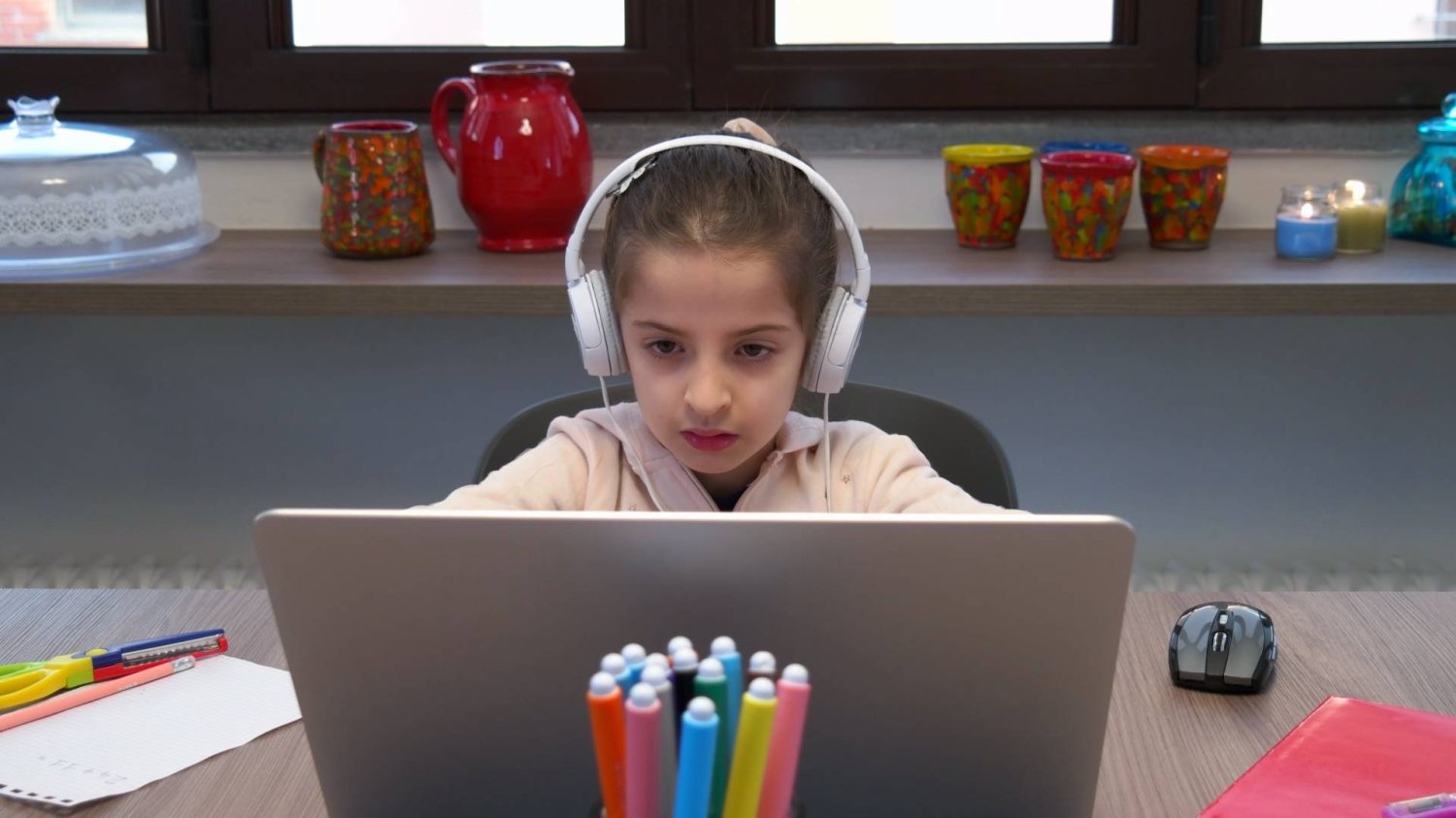 uczennica pracuje na laptopie