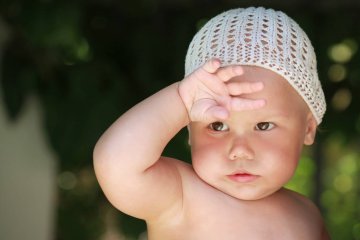 potówki u niemowlaka, potówki u dziecka/u noworodka/na twarzy u niemowlaka, na plecach, jak rozpoznać potówki u niemowlaka, jak wyglądają potówki zdjęcia, co na potówki u niemowlaka