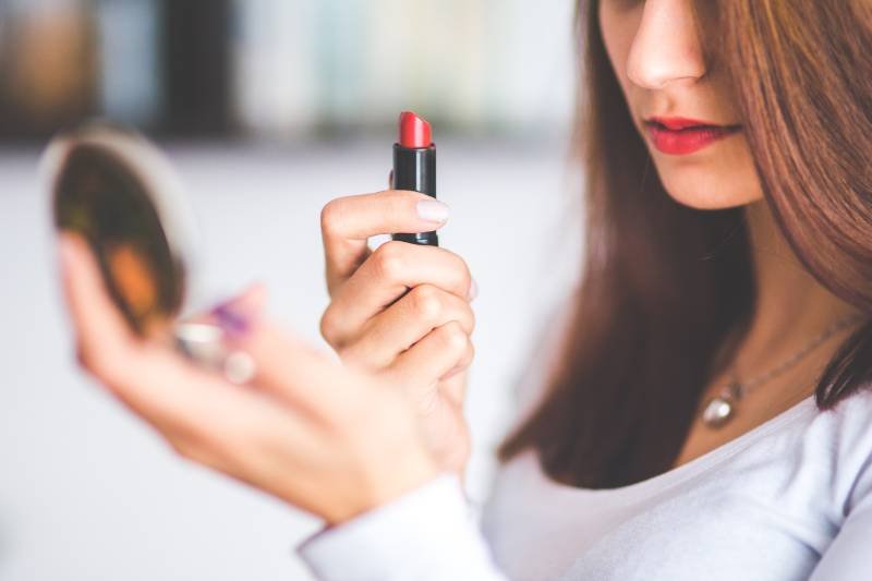 malująca się nastolatka