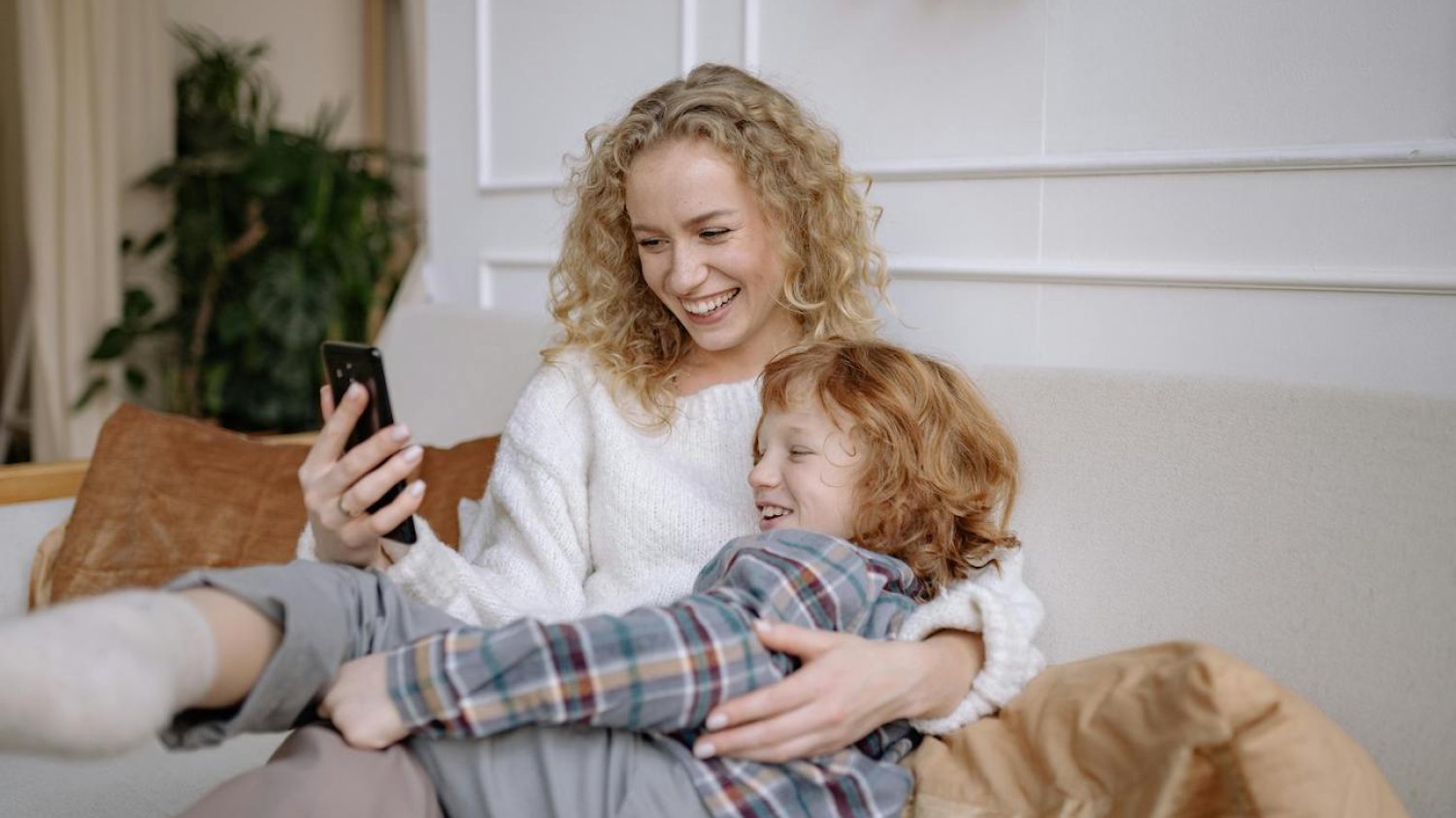 mama korzysta z telefonu podczas zabawy z dzieckiem