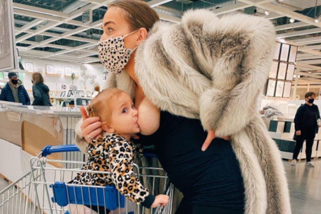 Karmienie piersią w miejscu publicznym w Ikei Karmienie piersią w miejscu publicznym w Ikei