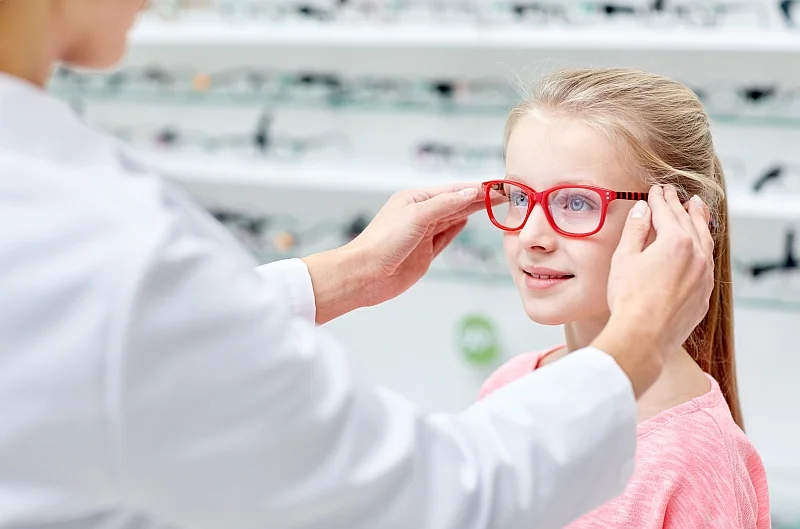 Użytkując okulary jednorazowe przez dłuższy czas, ryzykujemy nieprawidłową korekcją wzroku i pogorszeniem widzenia oraz samopoczucia. Dlatego tak ważne jest, by okulary zarówno korekcyjne, jak i przeciwsłoneczne, kupować u optyka zgodnie z receptą specjal