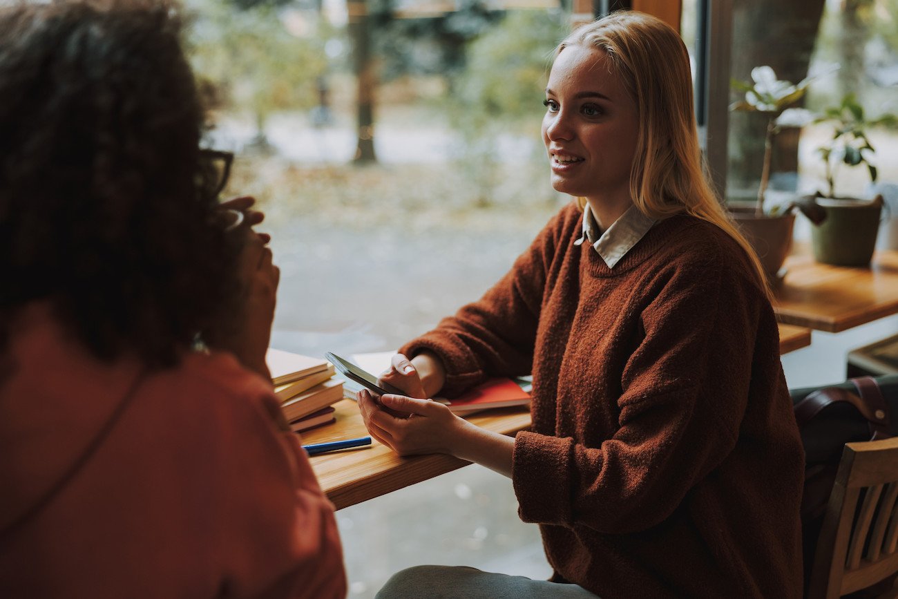 rozmowa młodych kobiet rozmowa młodych kobiet