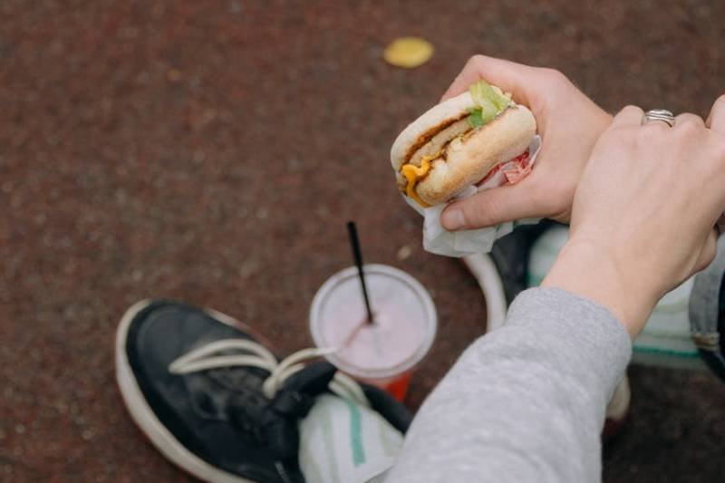 Jako dziecko byłam karmiona słodyczami. Teraz nie znoszę zdrowego jedzenia